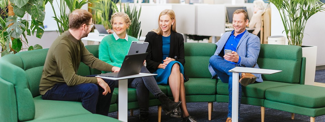 Caverion Mitarbeiter im Büro